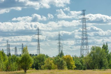 Güç direkleri. Kablolu direk. Kabloları destekleyen çelik yapılar
