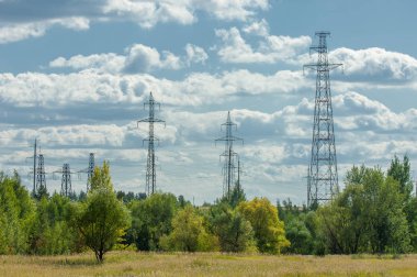 Güç direkleri. Kablolu direk. Kabloları destekleyen çelik yapılar