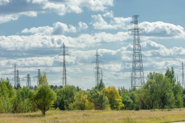 Güç direkleri. Kablolu direk. Kabloları destekleyen çelik yapılar