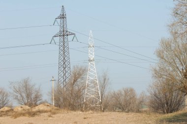 İlkbaharda enerji direkleri 