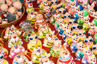 Geçmişi. Doku. Küçük oyuncaklar, boyalı renkler. Neden?