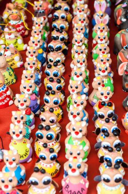 Geçmişi. Doku. Küçük oyuncaklar, boyalı renkler. Neden?