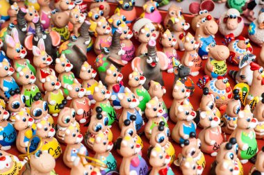 Geçmişi. Doku. Küçük oyuncaklar, boyalı renkler. Neden?