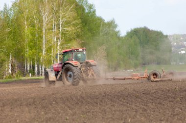 Traktör tahıl üretir.