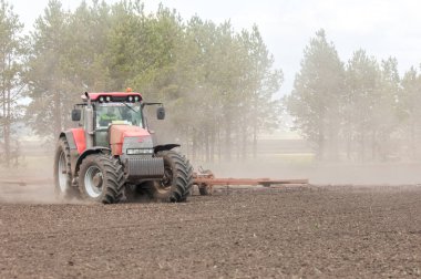 Traktör tahıl üretir.