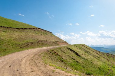 dağ yolundan. dağ, tepe