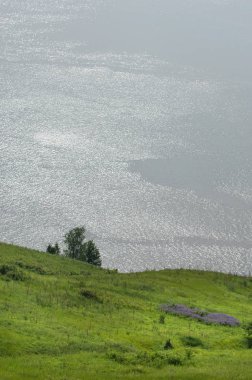 Yaz nehir. Yüksek Rock. Mavi gökyüzü. güzel sahne