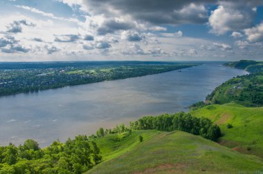 Yaz nehir. Yüksek Rock. Mavi gökyüzü. güzel sahne