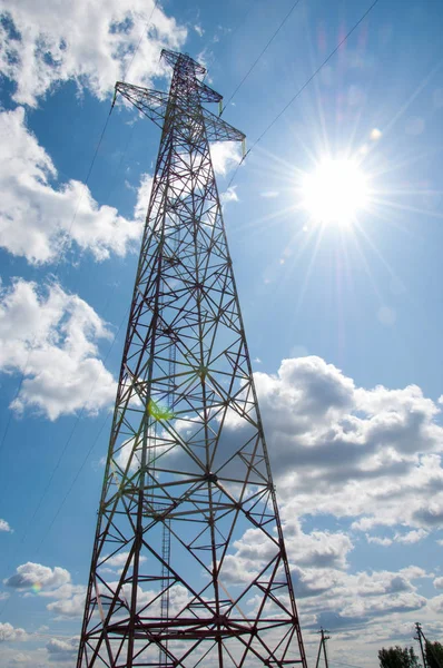 Detail elektřiny pylonu proti modré obloze — Stock fotografie