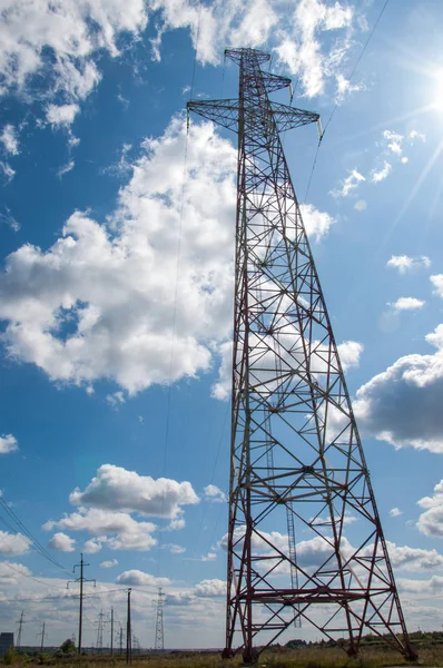 Dettaglio pilone elettrico contro cielo blu — Foto Stock