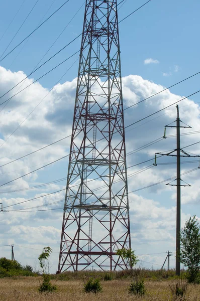 푸른 하늘에 대 한 전기 철 탑의 세부 사항 — 스톡 사진