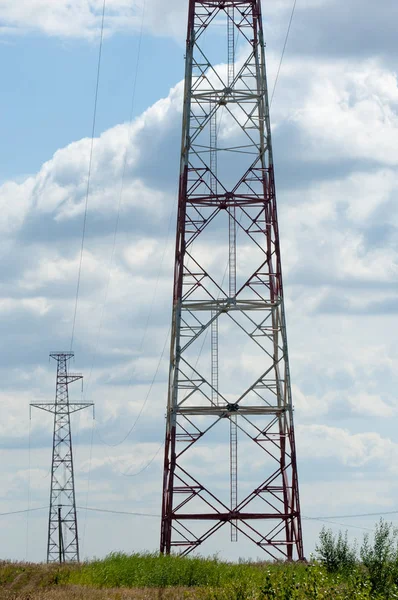 Detay elektrik pilon mavi gökyüzü — Stok fotoğraf