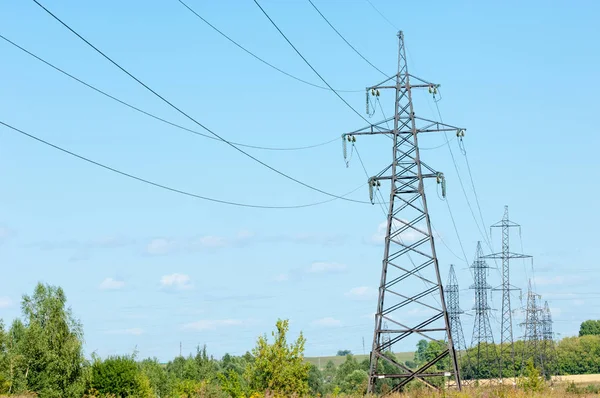 Energia rudak. Polc dróttal. Vezetékeket alátámasztó acélszerkezetek — Stock Fotó