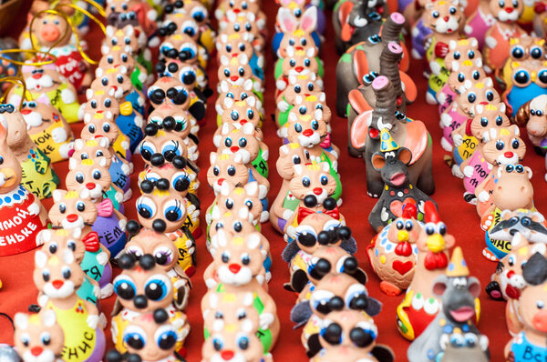 Фон. Текстура. Маленькие земляные игрушки, раскрашенные цвета. whi
