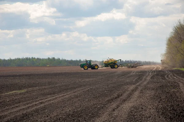 Tractor John Deere produces grain crops — Stock Photo, Image