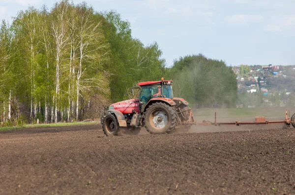 Tractor produces grain crops — Stock Photo, Image