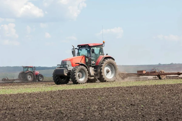 Ciągnik produkuje zboża — Zdjęcie stockowe