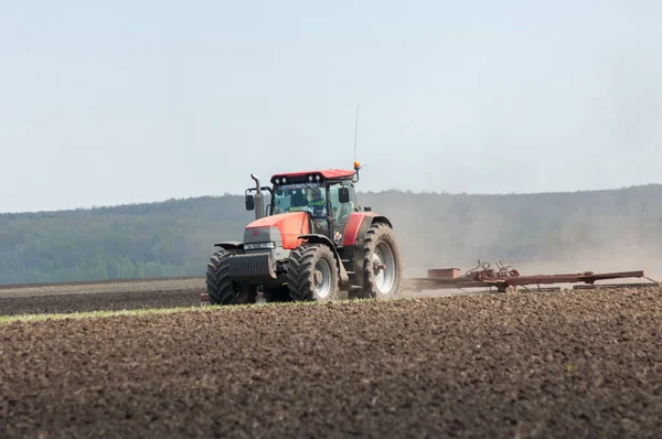 Ciągnik produkuje zboża — Zdjęcie stockowe