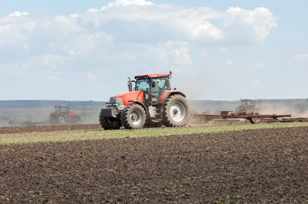 Трактор производит зерновые культуры — стоковое фото