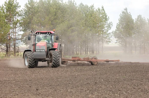 Tractor produces grain crops — Stock Photo, Image