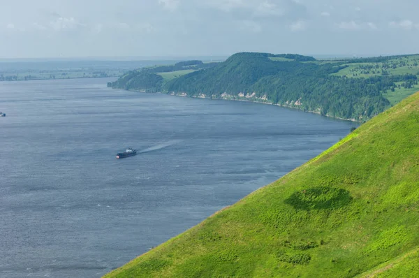Yaz nehir. Yüksek Rock. Mavi gökyüzü. güzel sahne