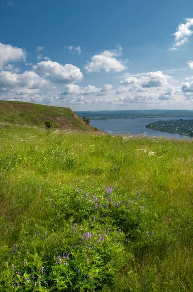 Zomer rivier. Hoge rots. blauwe hemel. prachtige omgeving — Stockfoto