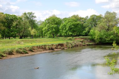 Yaz gökyüzü bulutlar, nehir