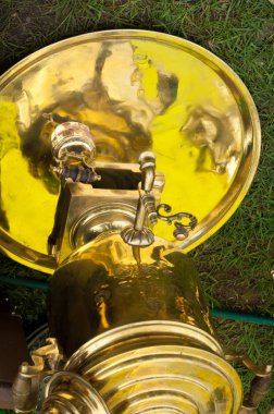 Bakır semaver. Kaynar su ile bir furnac için metal aygıt