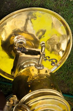 Bakır semaver. Kaynar su ile bir furnac için metal aygıt