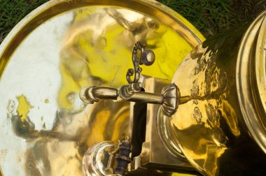 Bakır semaver. Kaynar su ile bir furnac için metal aygıt