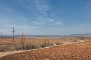 Bahar manzarası. Pınar tarlasında enerji sütunları. Hilly Terr