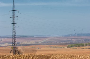 Bahar manzarası. Pınar tarlasında enerji sütunları. Hilly Terr