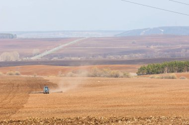 Kurumsal kırsal şafaklar, traktörlerle arazi ekimi, Spring Fi