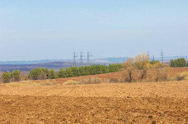 Bahar manzarası. Pınar tarlasında enerji sütunları. Hilly Terr