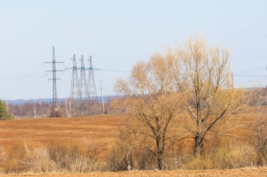 Bahar manzarası. Pınar tarlasında enerji sütunları. Hilly Terr