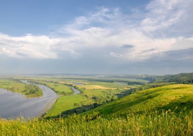 Nehirli panoramik yaz manzarası. Kama Nehri, Tataristan, 