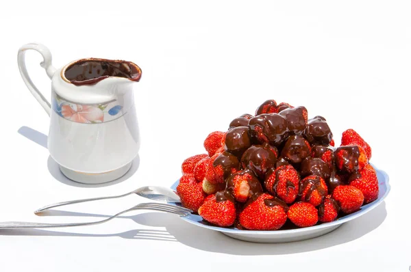 Chokladöverdragna jordgubbar — Stockfoto