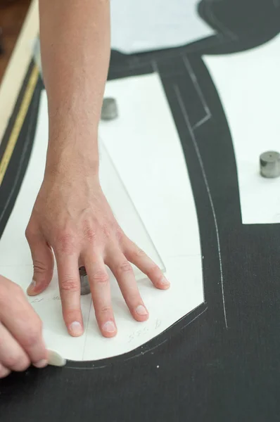 Trabajos a medida. Maestro, experto en planchar costuras, vestidos — Foto de Stock