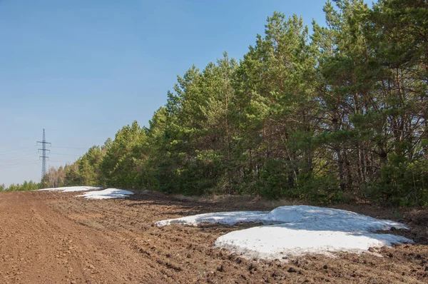 Paisaje primavera. la última nieve en el campo de primavera. terreno montañoso — Foto de Stock