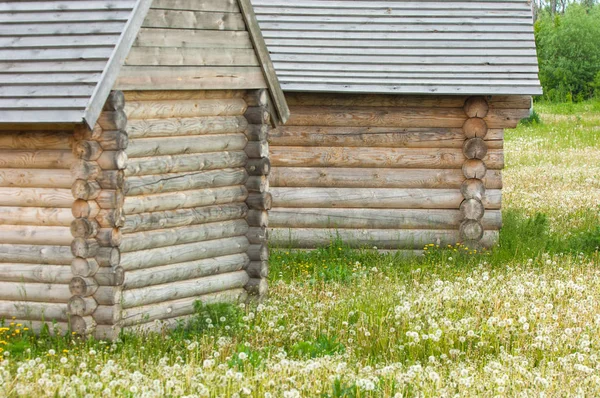 木造の小さな家の夏の風景 — ストック写真