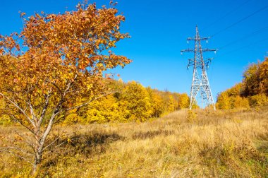 Sonbahar sahneleri. Energo. Yeşil enerji kavramı, enerji santrali, clo