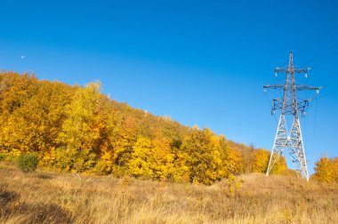 Sonbahar sahneleri. Energo. Yeşil enerji kavramı, enerji santrali, clo