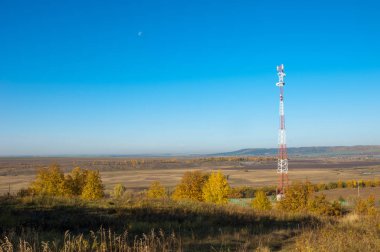 Sonbahar Peyzajı, Telefon Hattı Kulesi. bir görev ya da ac ile meşgul