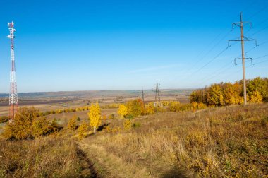 Sonbahar Peyzajı, Telefon Hattı Kulesi. bir görev ya da ac ile meşgul