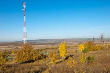 Sonbahar Peyzajı, Telefon Hattı Kulesi. bir görev ya da ac ile meşgul