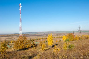 Sonbahar Peyzajı, Telefon Hattı Kulesi. bir görev ya da ac ile meşgul