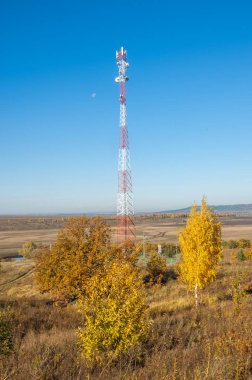 Sonbahar Peyzajı, Telefon Hattı Kulesi. bir görev ya da ac ile meşgul