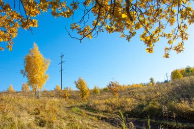 Sonbahar sahneleri. Energo. Yeşil enerji kavramı, enerji santrali, clo