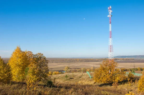 Autumn Landscape, Telephone Relay Tower. engaged in a task or ac — Stock Photo, Image