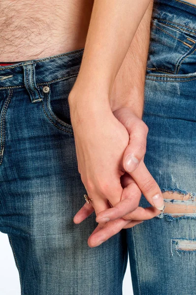 Das Mädchen hält die Hand des Mannes — Stockfoto